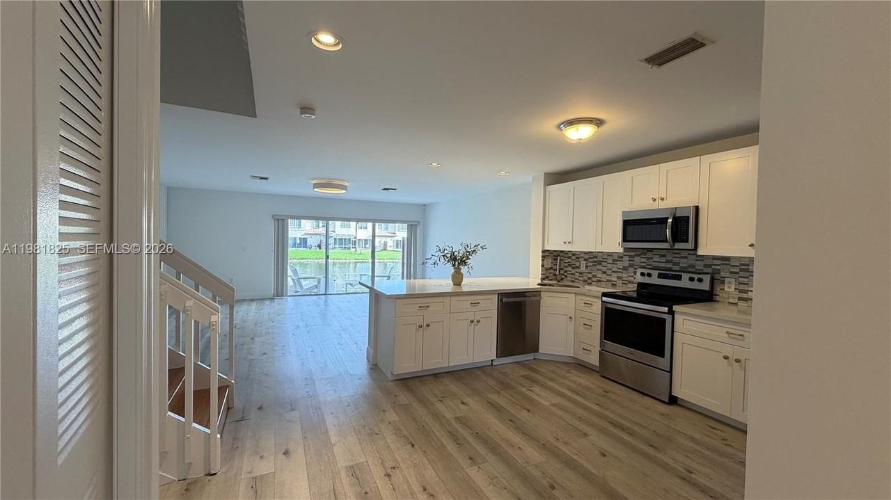 9389 Boca River Cir - Photo 4 of 38