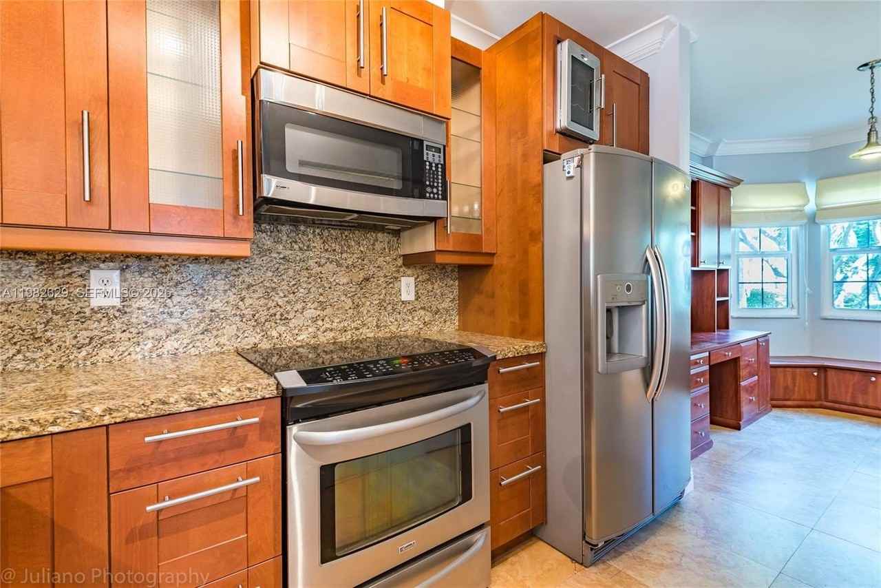 16061 Emerald Cove Rd #16061 - Photo 6 of 37