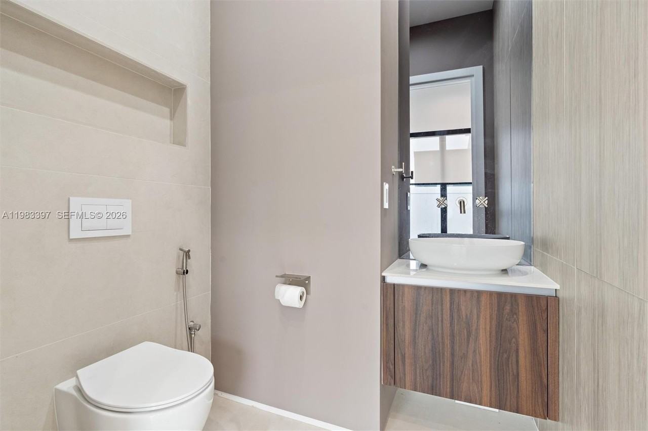1410 Ne 5th St #A - Photo 7 of 23