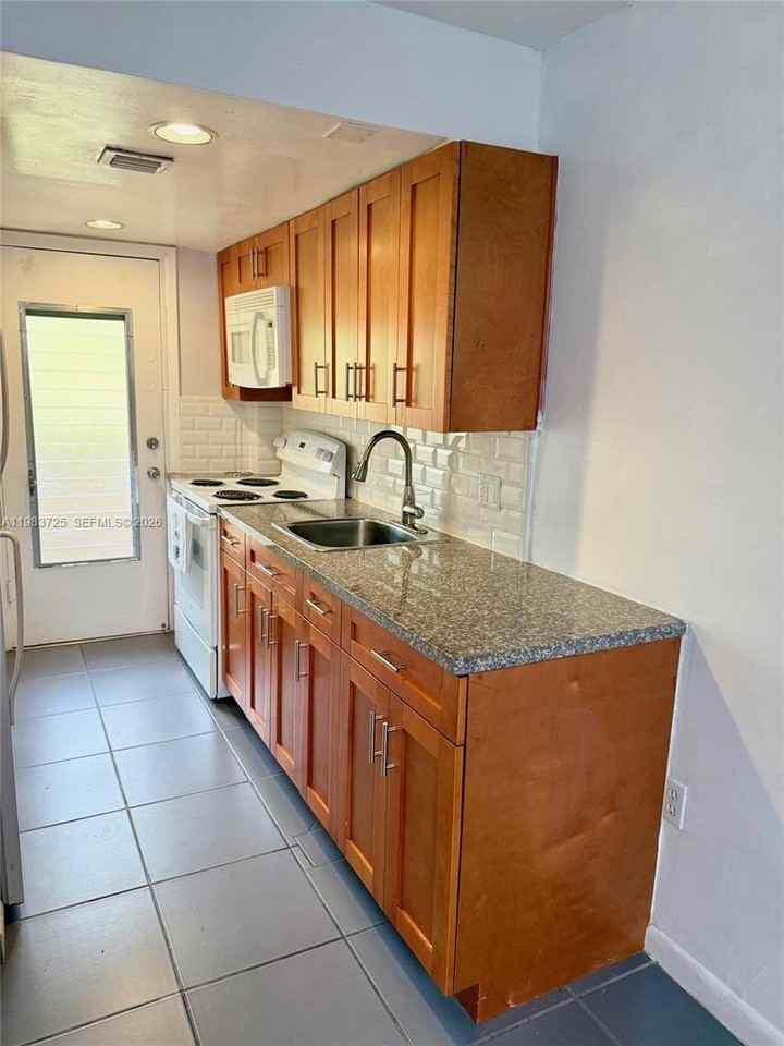 335 Navarre Ave #7 - Photo 4 of 13