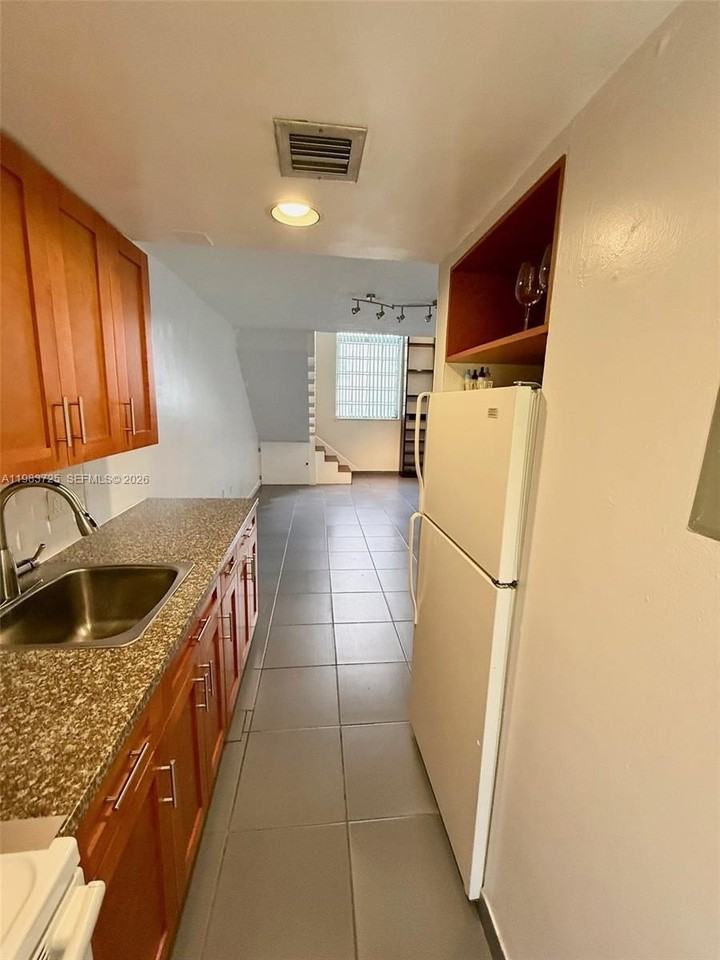 335 Navarre Ave #7 - Photo 5 of 13