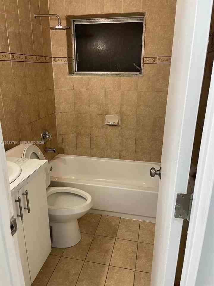 210 Ne 40th Ct #1-2 - Photo 4 of 5