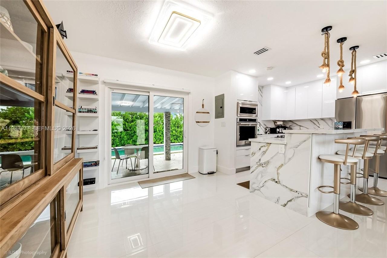 7235 Sw 39th St - Photo 6 of 16