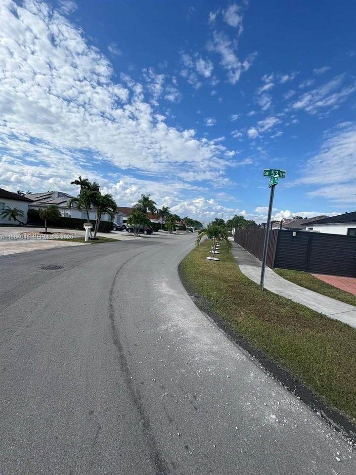 16057 Sw 53rd Ter #0 - Photo 3 of 10