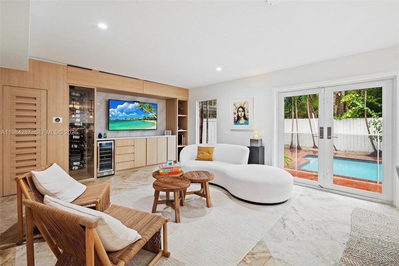 200 W Mashta Dr - Photo 2 of 19