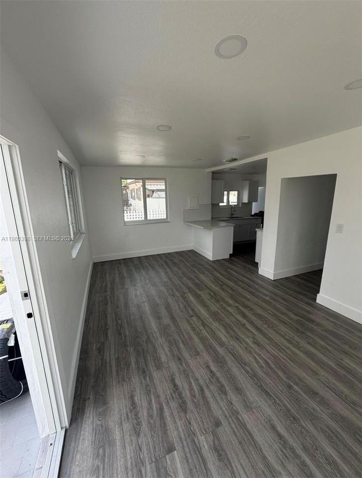 1637 Nw 31st Ave - Photo 4 of 11