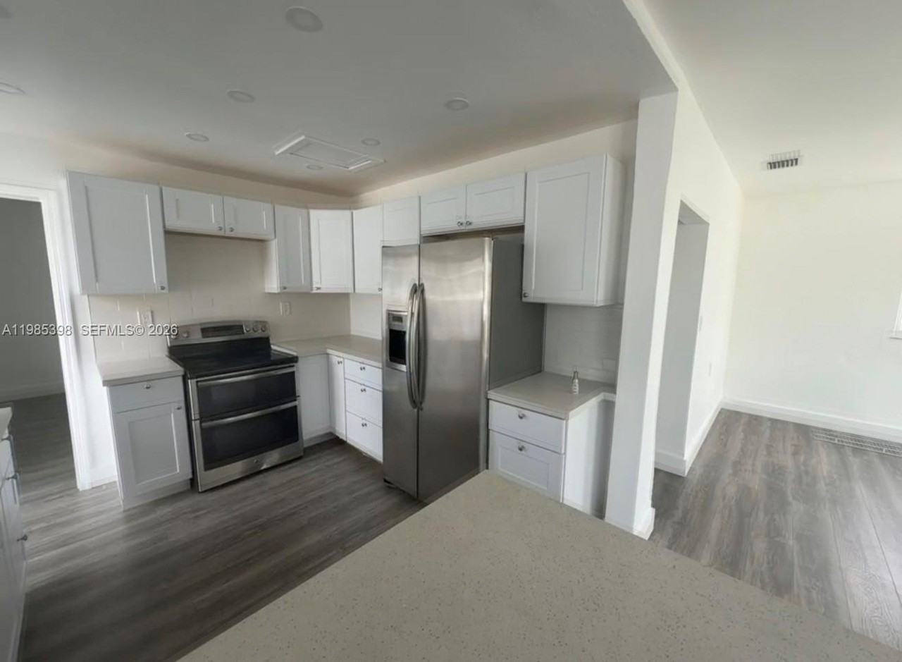 1637 Nw 31st Ave - Photo 6 of 11