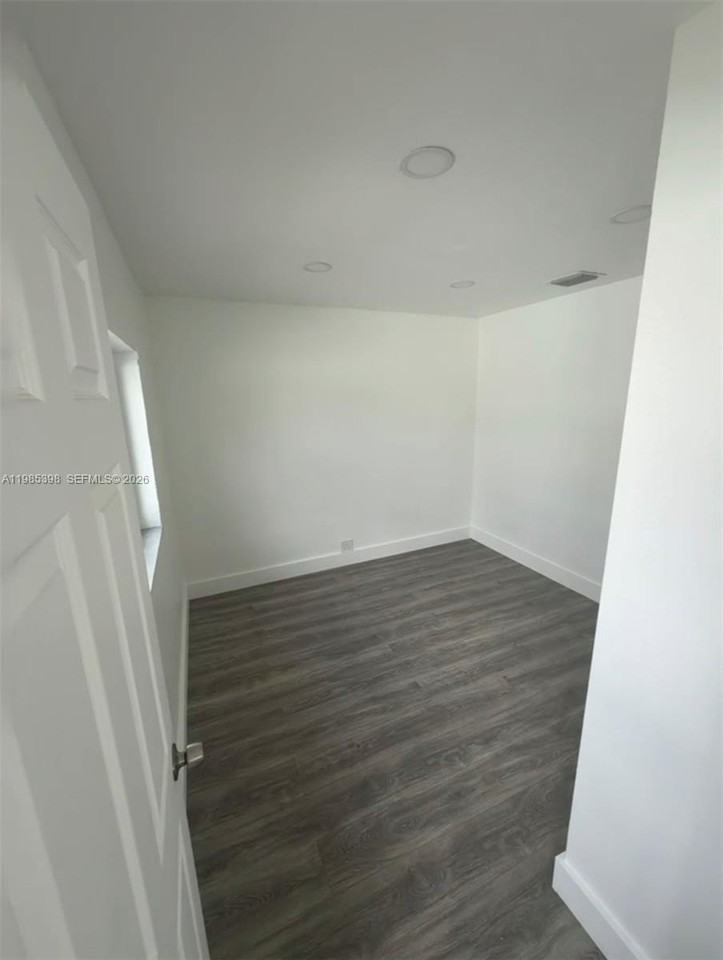 1637 Nw 31st Ave - Photo 7 of 11