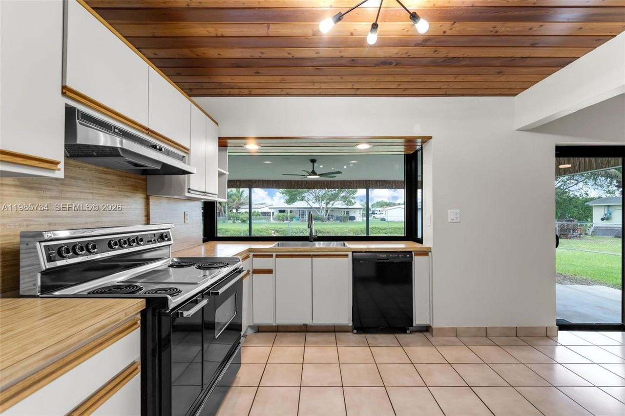 9454 Sterling Dr - Photo 5 of 21