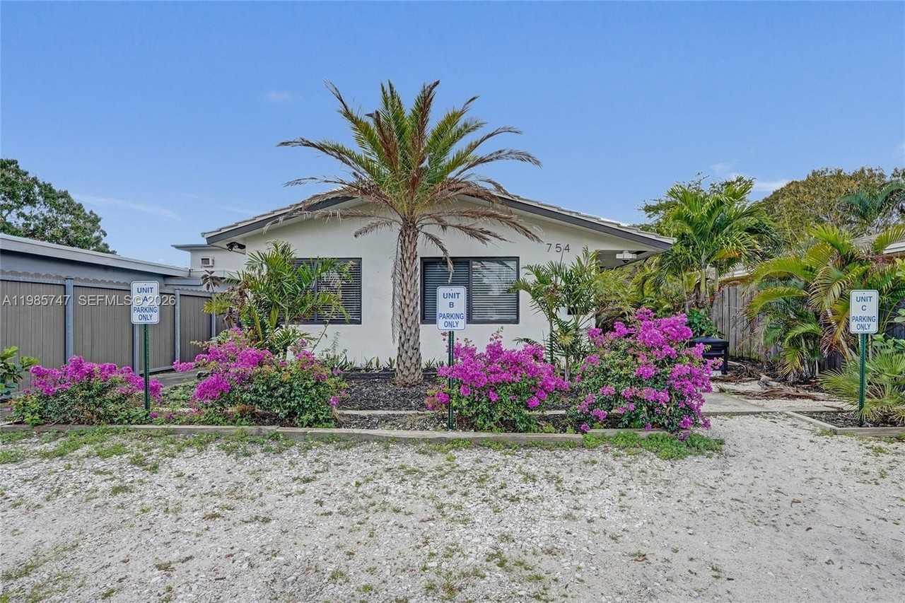 754 Ne 40th St #B - Photo 2 of 14