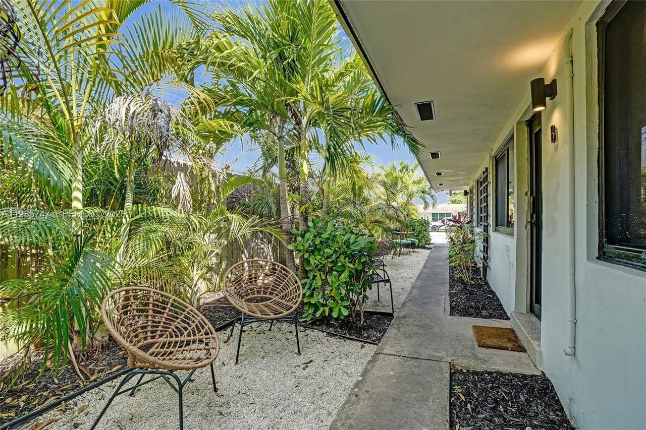 754 Ne 40th St #B - Photo 4 of 14