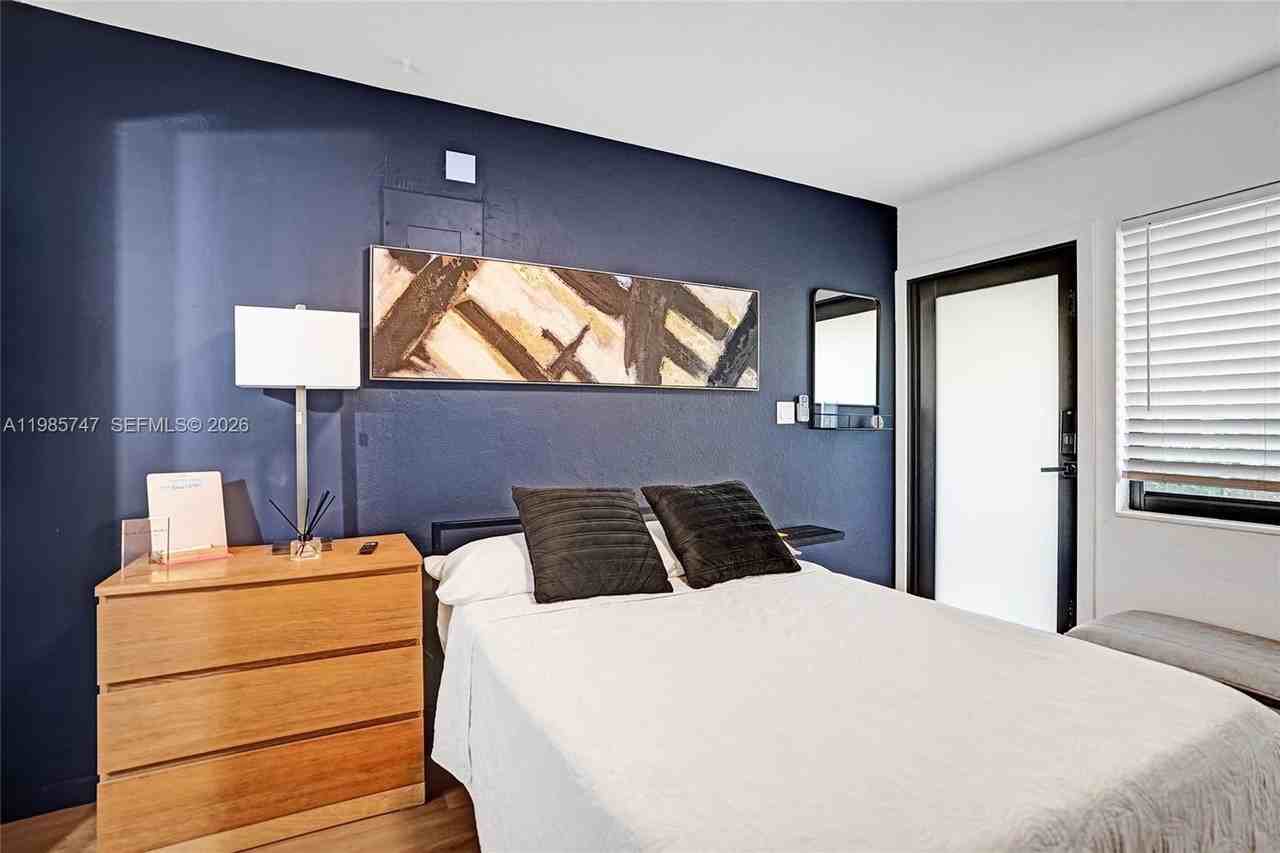 754 Ne 40th St #B - Photo 5 of 14