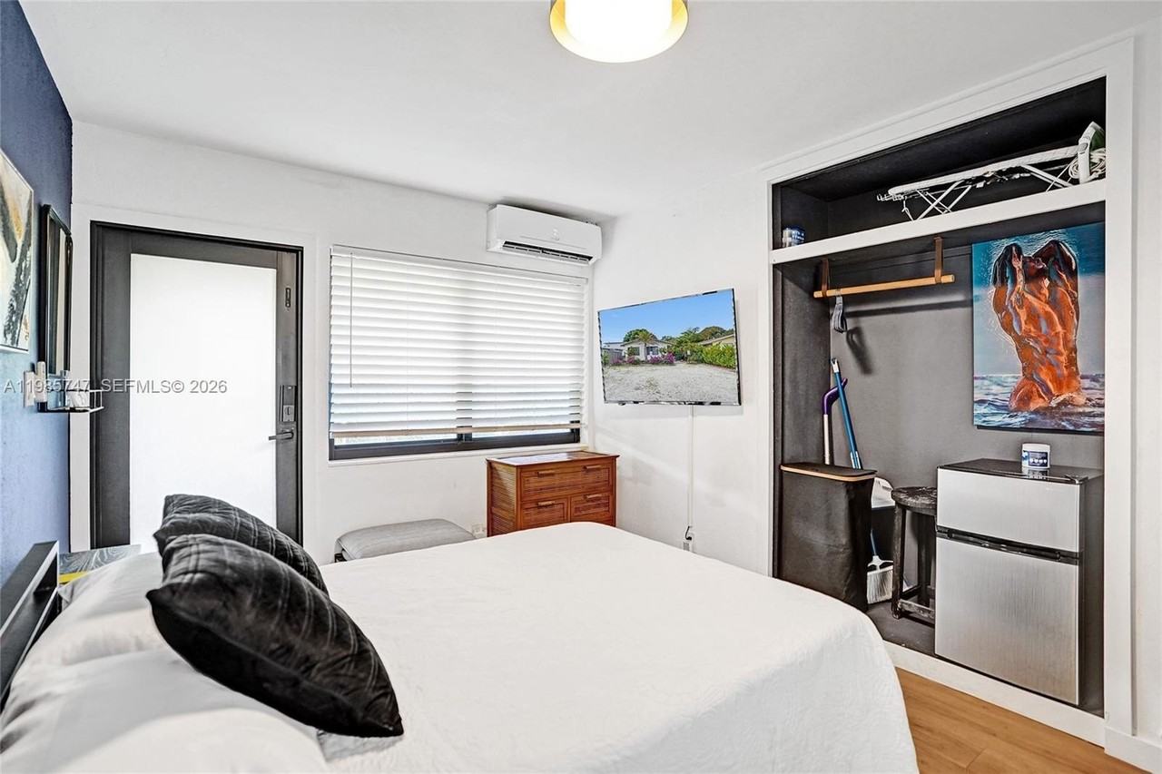 754 Ne 40th St #B - Photo 6 of 14