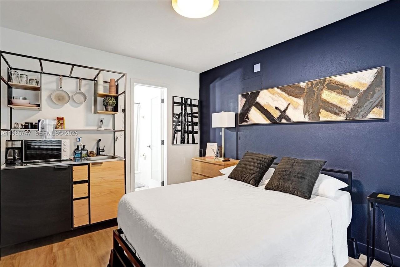 754 Ne 40th St #B - Photo 7 of 14