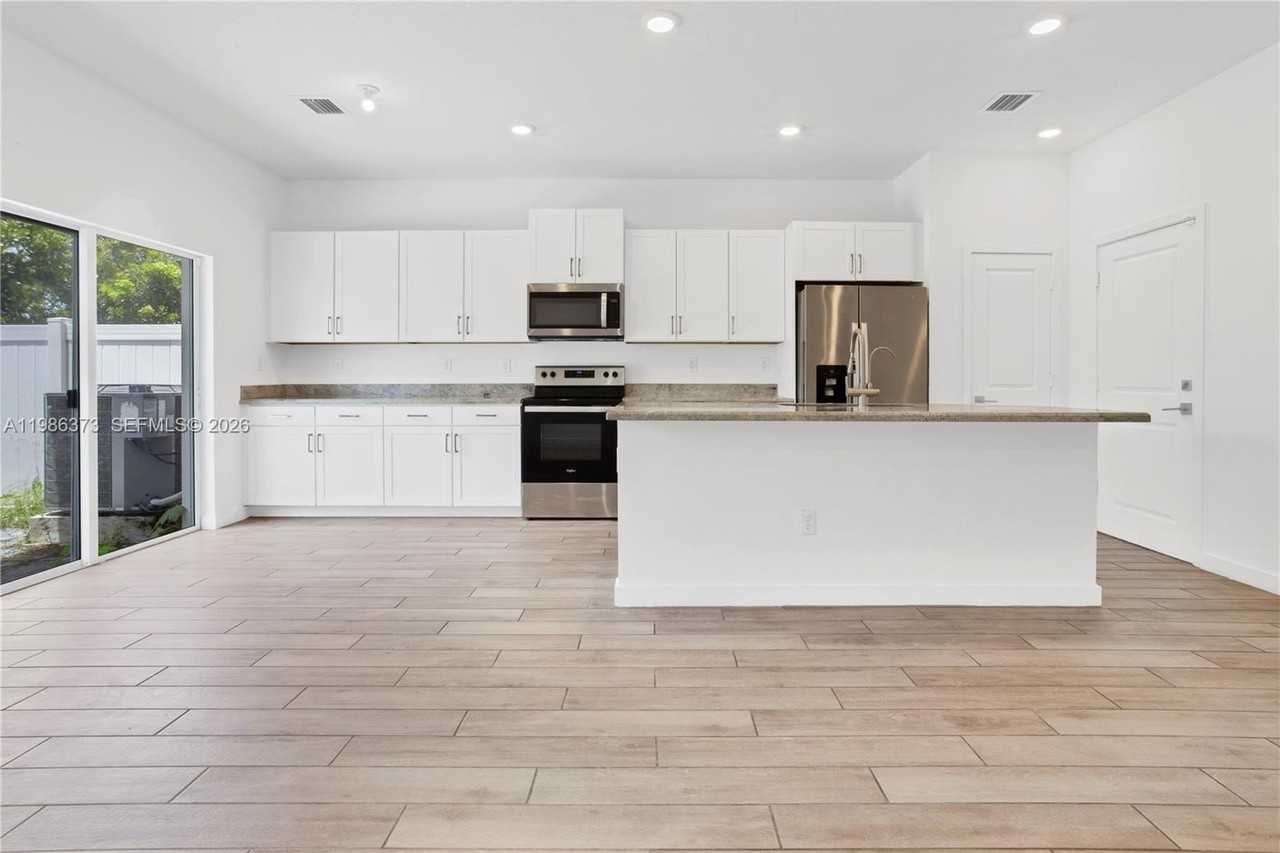 846 Se 19th St #0 - Photo 2 of 50