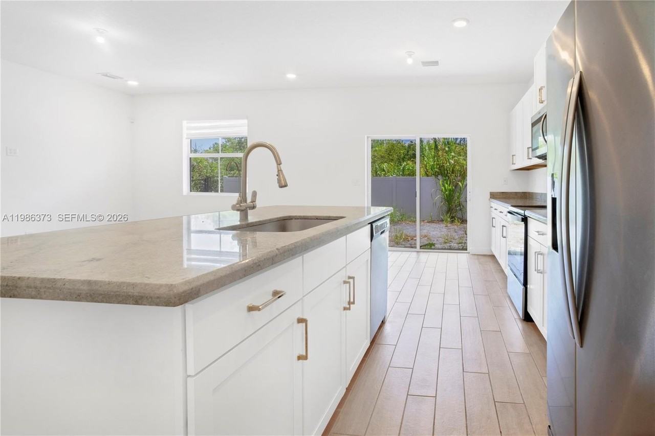 846 Se 19th St #0 - Photo 4 of 50