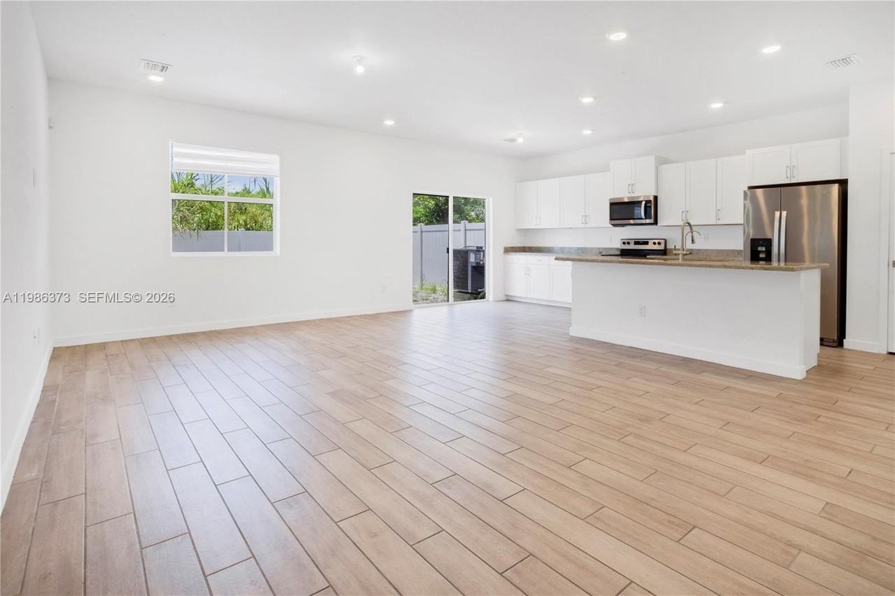 846 Se 19th St #0 - Photo 5 of 50