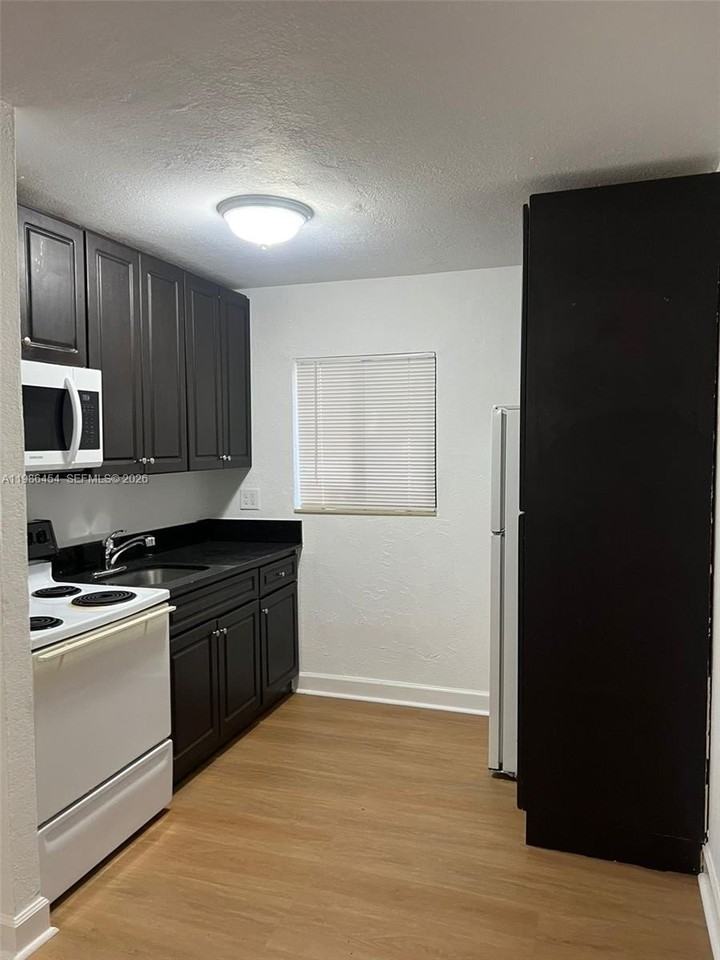 180 Ne 71st St #2 - Photo 3 of 9