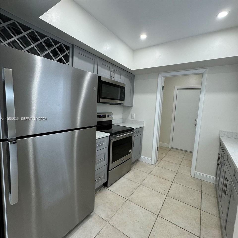 590 Ne 20th St #2 - Photo 4 of 18