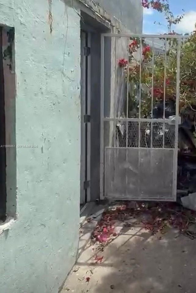 1212 SW 7th Ave #1 - Photo 5 of 6