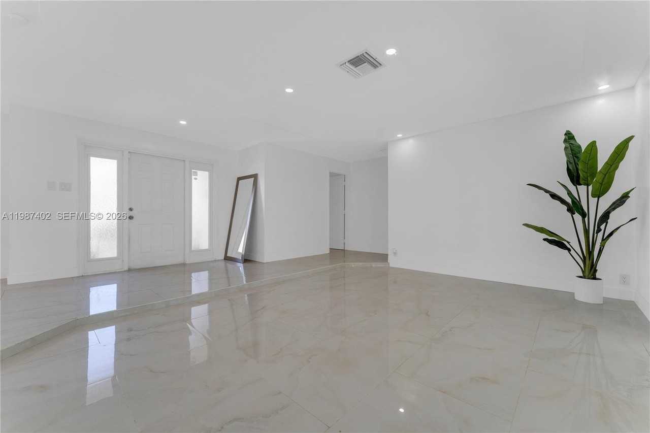 6924 Nw 8th Ct - Photo 6 of 44