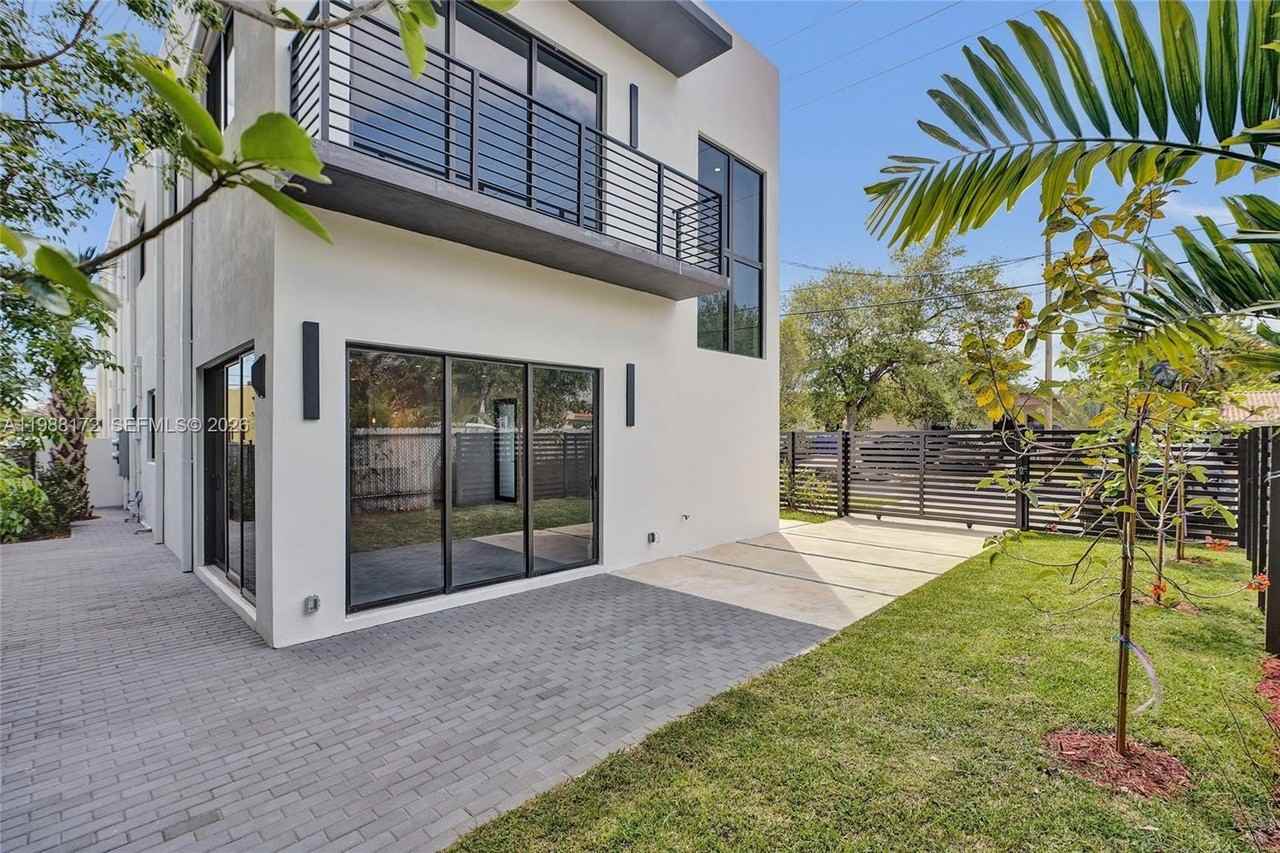 2421 Sw 16th Ter - Photo 3 of 37