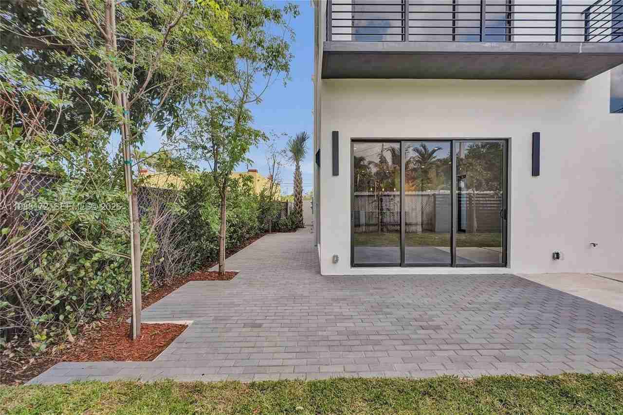 2421 Sw 16th Ter - Photo 4 of 37