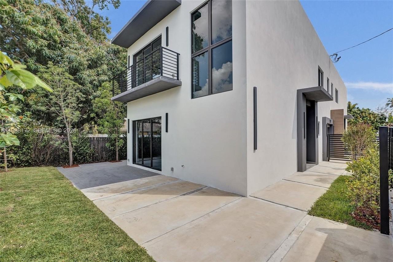 2421 Sw 16th Ter - Photo 5 of 37