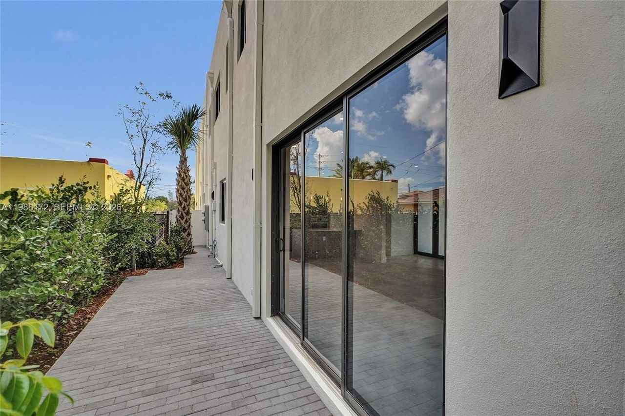 2421 Sw 16th Ter - Photo 6 of 37