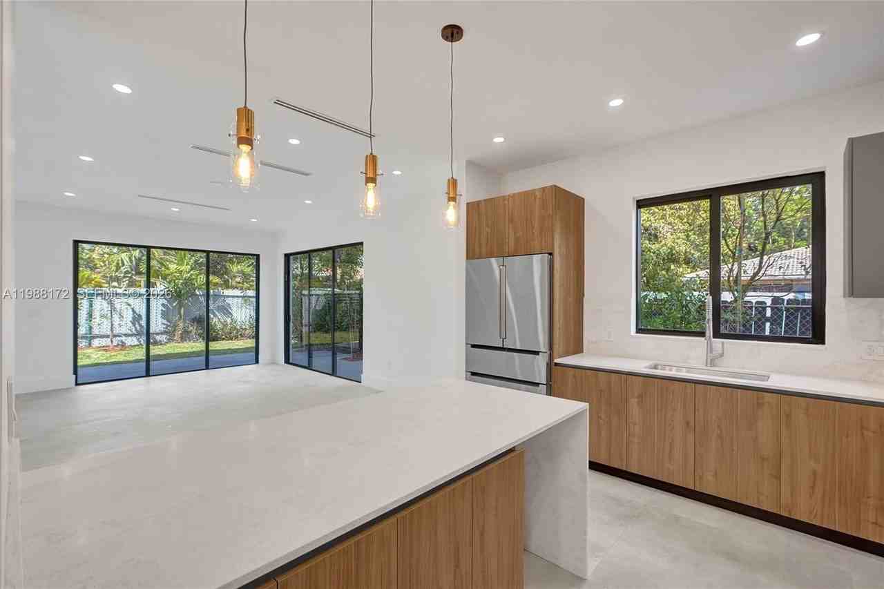 2421 Sw 16th Ter - Photo 7 of 37