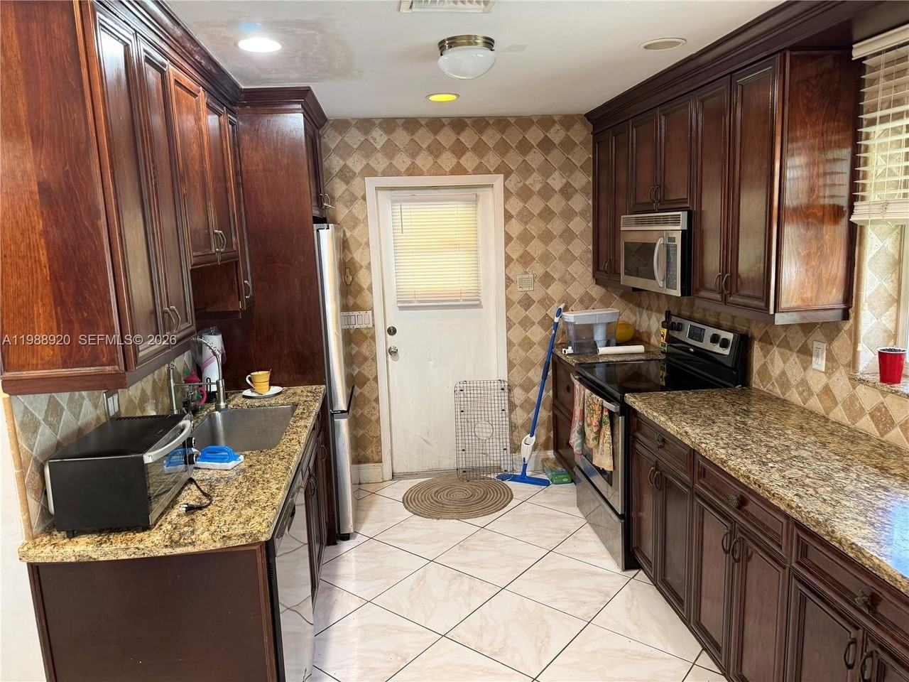 1211 Ne 27th Ave - Photo 3 of 15