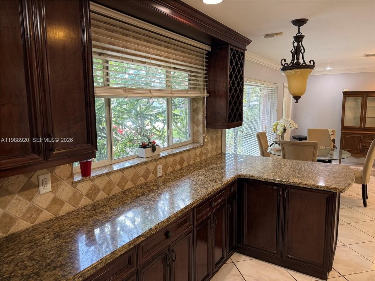 1211 Ne 27th Ave - Photo 5 of 15