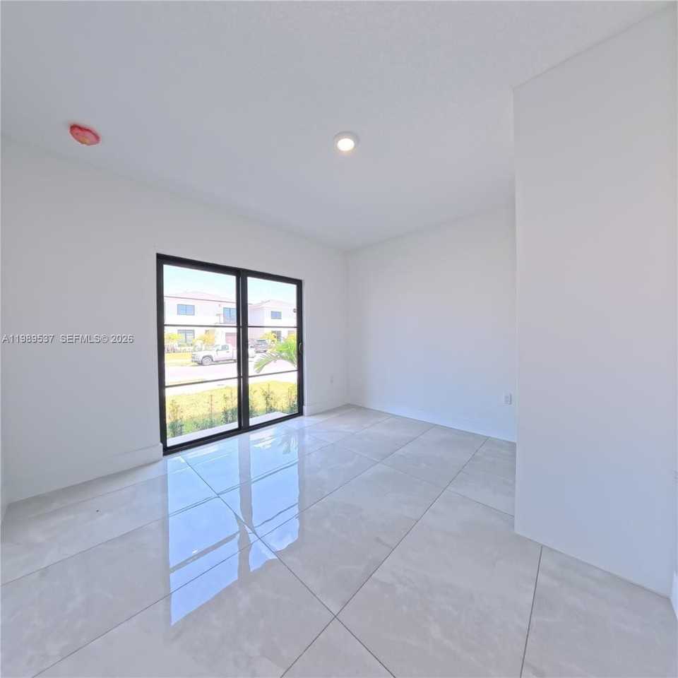 1374 Nw 1st St - Photo 5 of 25