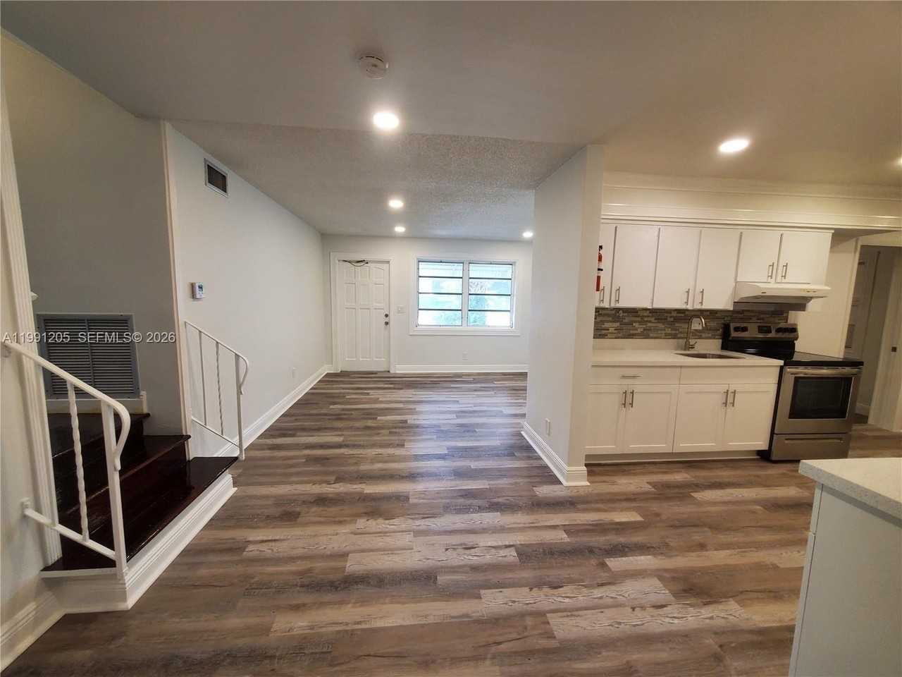 126 Nw 8th Ave #1 - Photo 2 of 9