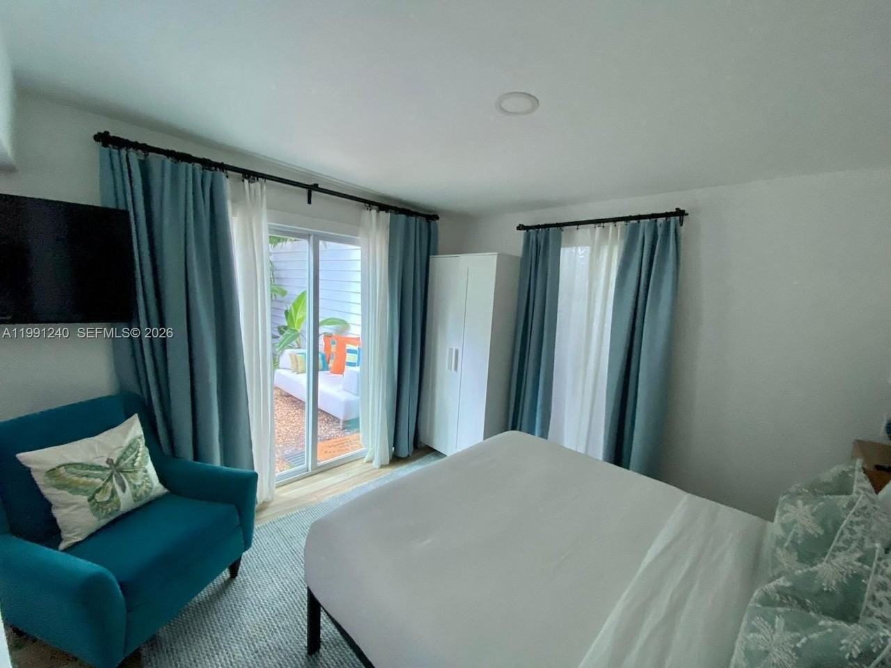 1121 Ne 1st Ave #4 - Photo 2 of 9