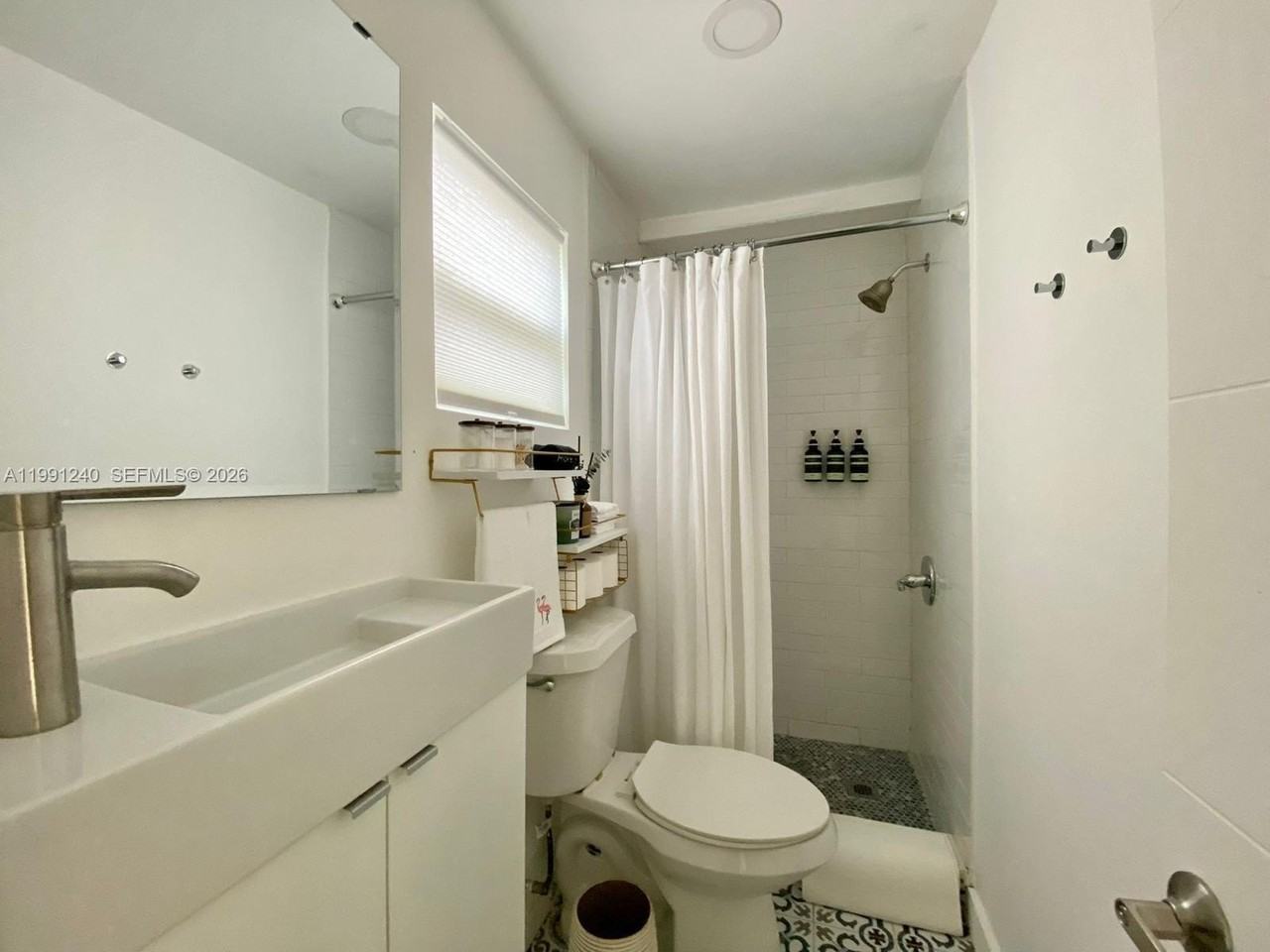 1121 Ne 1st Ave #4 - Photo 4 of 9