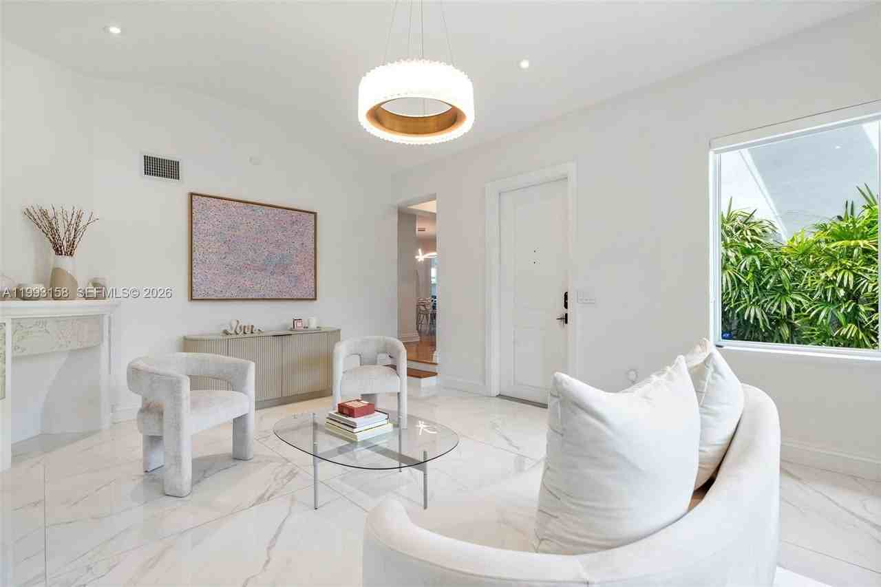 634 W 47th St - Photo 4 of 42