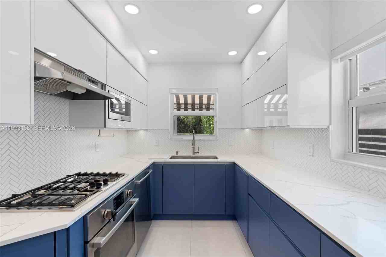 634 W 47th St - Photo 7 of 42