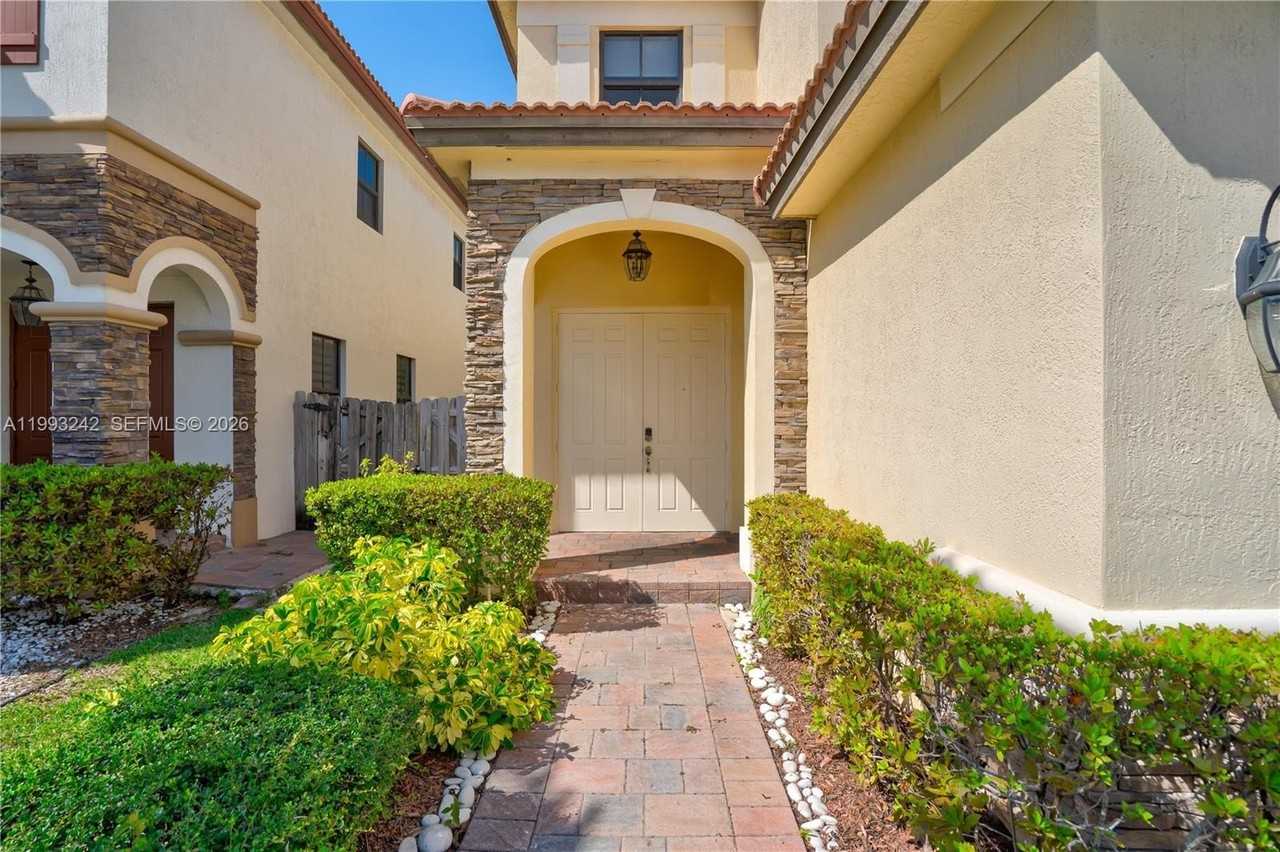 10021 Nw 87th Ter - Photo 5 of 50