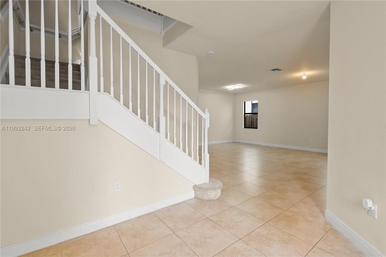 10021 Nw 87th Ter - Photo 6 of 50