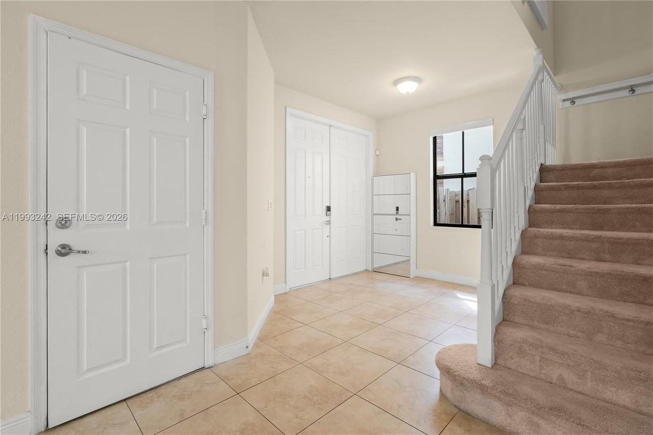 10021 Nw 87th Ter - Photo 7 of 50