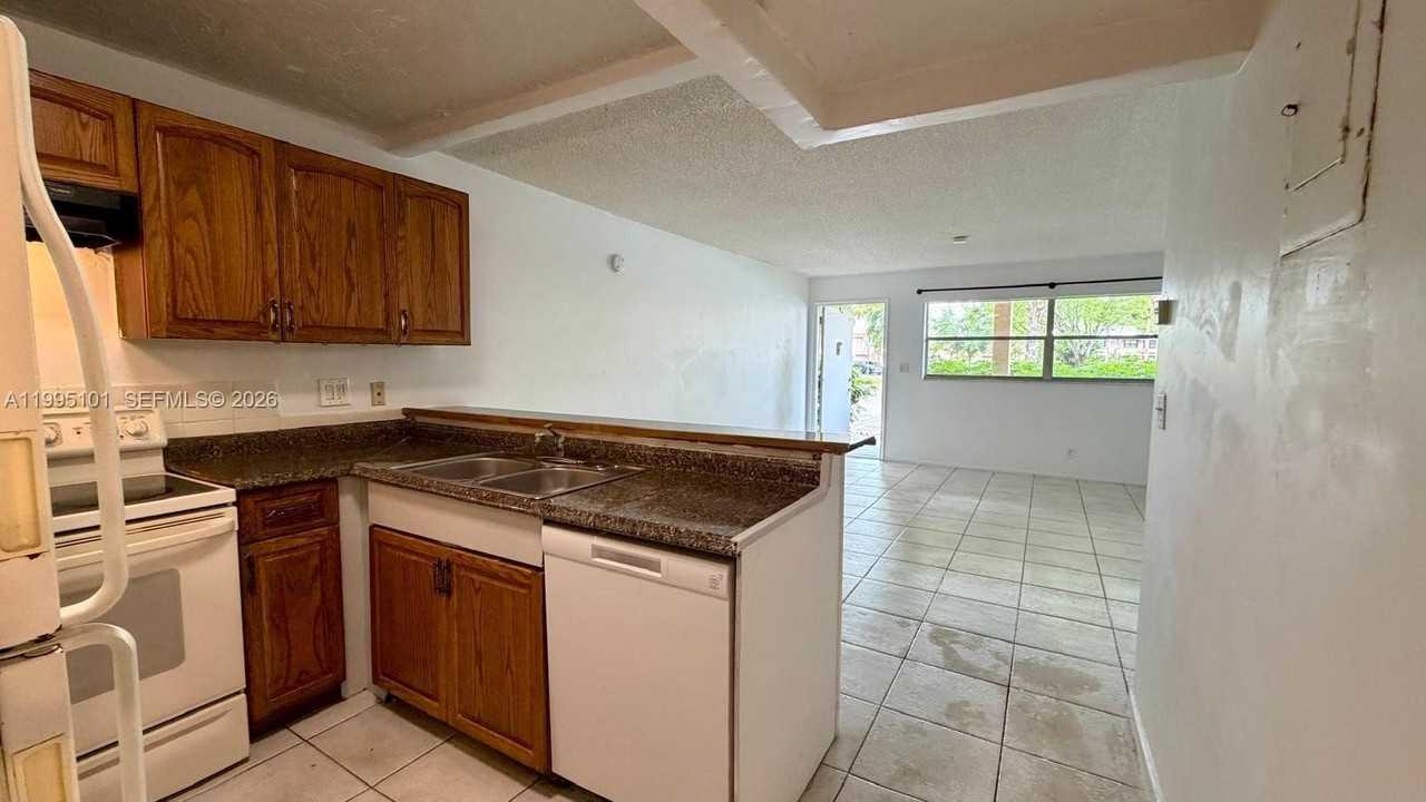 8604 Nw 35th St #102 - Photo 4 of 10