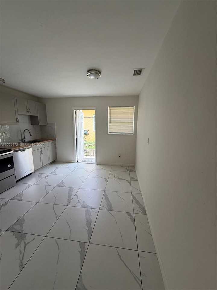 2851 Nw 15th Ct #1 - Photo 4 of 9