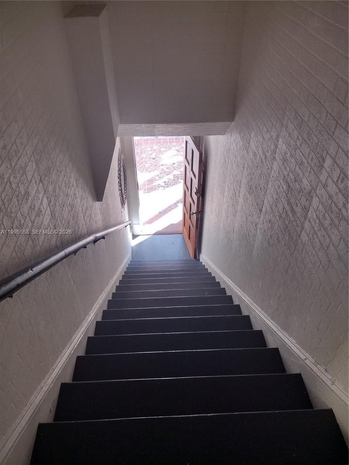 710 Pennsylvania Ave #4 - Photo 3 of 10