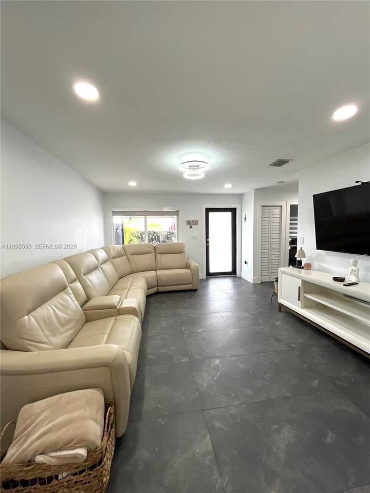 511 Sw 115th Ave - Photo 2 of 22