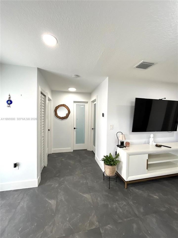 511 Sw 115th Ave - Photo 4 of 22