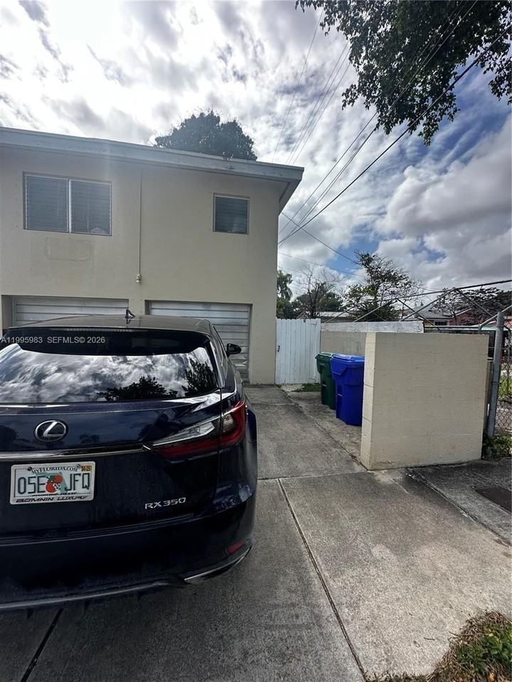 2420 Sw 34th Ave #A - Photo 2 of 15