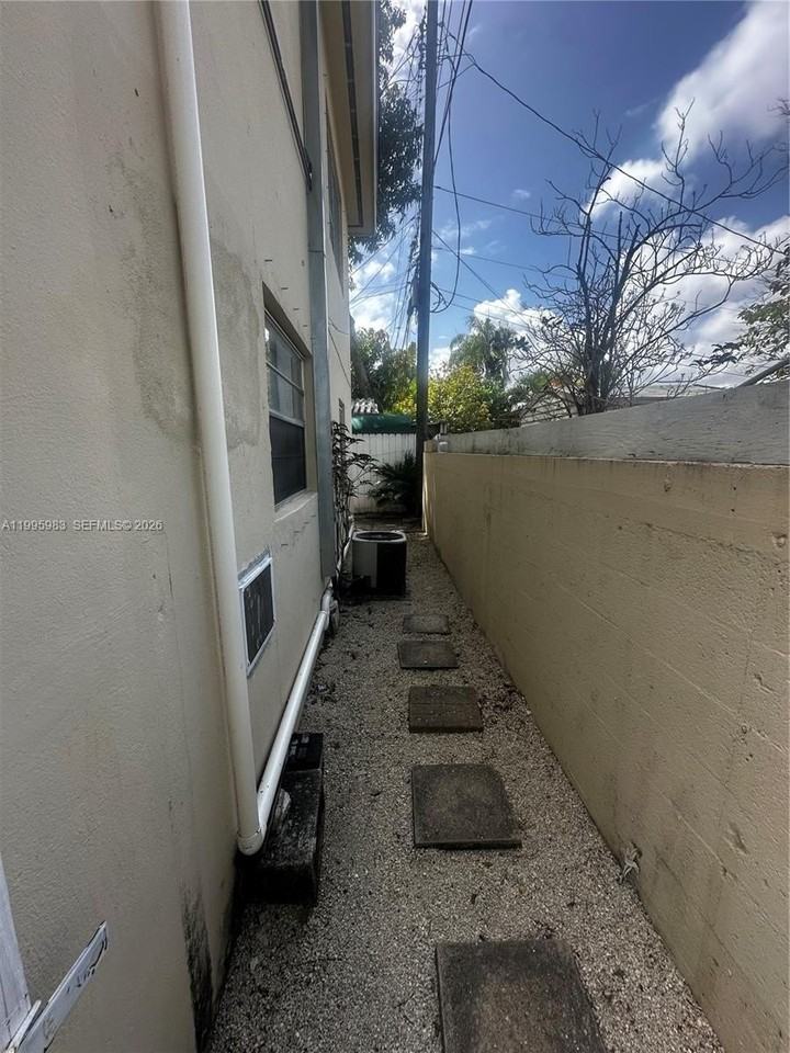 2420 Sw 34th Ave #A - Photo 4 of 15