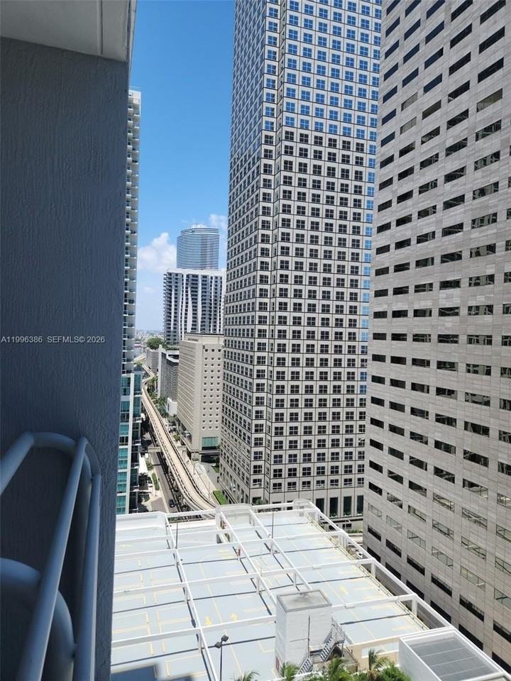 325 S Biscayne Blvd #2220 - Photo 2 of 37