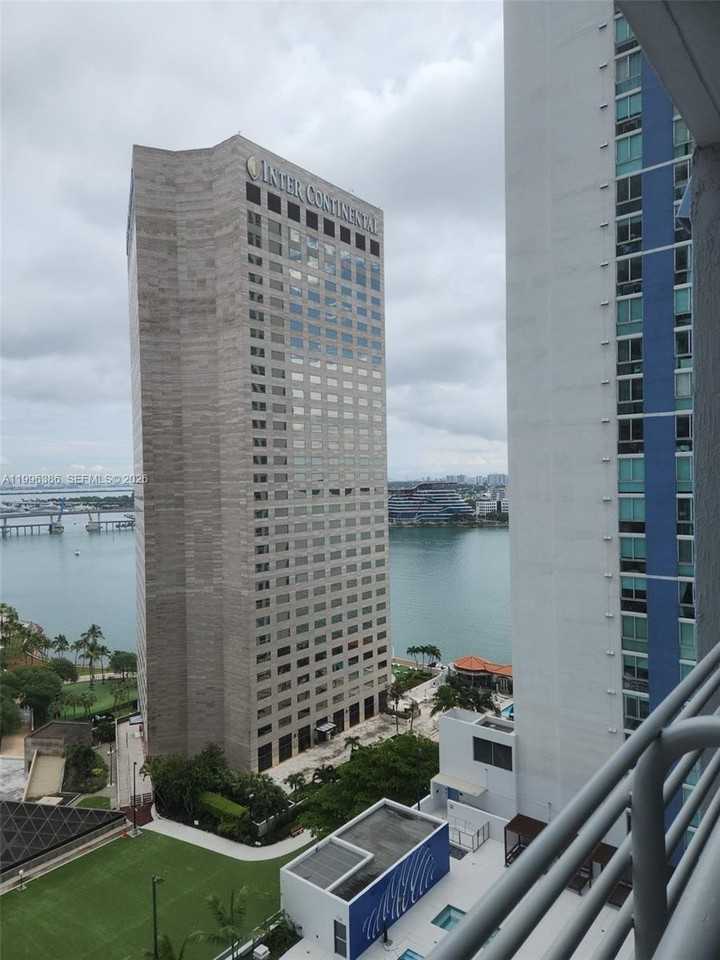 325 S Biscayne Blvd #2220 - Photo 5 of 37